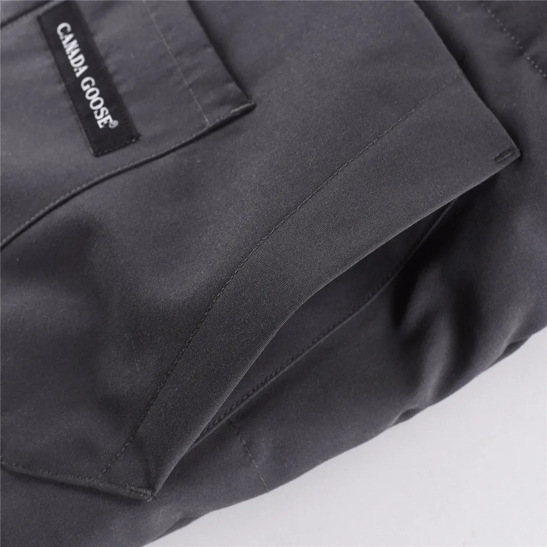 P320 Canada Goose Canada Goose #Freestyle Crew 4154M men's and women's vest down# ➖ Genuine synchronous anti-counterfeiting chip sensor! ➖ Imported Behringer embroidery machine to customize 10,000-needle embroidery logo! ➖ Imported 21-count polyester-cotton blended original fabric, using Feather-Light 10D waterproof coating fabric, made of 84.5% polyester fiber and 15.5% cotton, 100% the best feel in the entire network! ➖ The genuine official website uses the national standard 80 white duck down, and will never be misled by false claims such as 90 down or goose down! ➖ 100% nylon nylon lining with double double-layer sealing design to prevent velvet from running away. Top-grade polar fleece is used in the collar and pockets to keep warm and comfortable! ➖ Yoshida YKK provides original custom-made electroplated sliders. YKK two-way lockable zippers are tight and smooth and will not peel off paint! ➖ 3M composite original Velcro is durable, and all accessories and hardware are disassembled and customized!  SIZE: XS S M L XL XXL [Attached: Size chart]